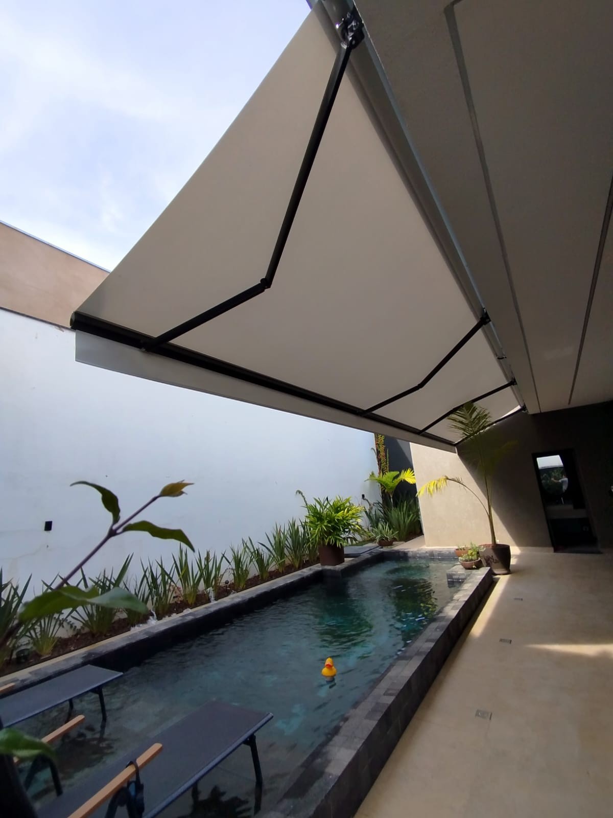 Toldo articulado italiano instalado em varanda — Cabreúva
